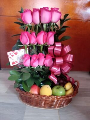 Arreglo por 12 rosas frutal R071 - Arreglos florales con frutas en Kennedy Te Mando Flores
