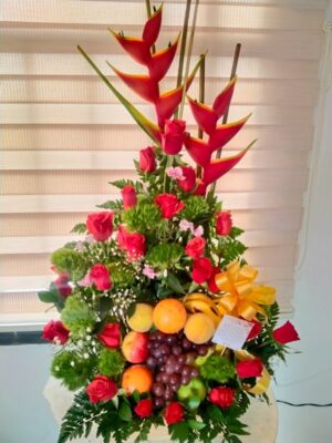 Arreglo frutal con rosas y heliconias R112