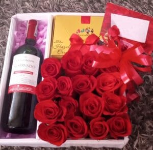 Caja por 20 rosas vino y chocolates R114 - Regalos a domicilio en Kennedy Te Mando Flores