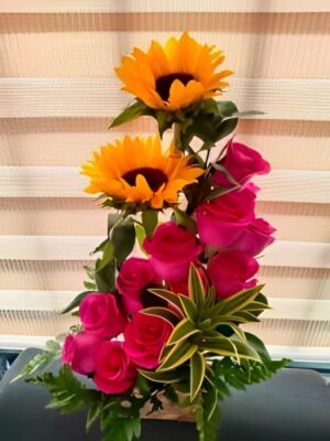 Arreglo de dos girasoles y 12 rosas R151 - Ramo de flores en Kennedy Te Mando Flores