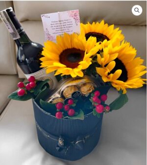Trio de girasoles con botella de vino y ferrero corazón R171 - Floristería online en Kennedy Te Mando Flores