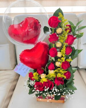 Arreglo de rosas, ferrero y globos R181 - Arreglo floral a domicilio en Kennedy Te Mando Flores
