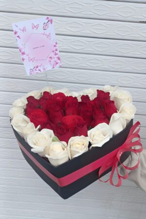 Corazón rojo y blanco R62 - Caja de flores en Kennedy Te Mando Flores