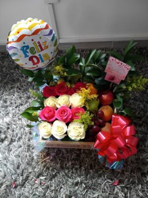 Caja de frutas con 12 rosas R67