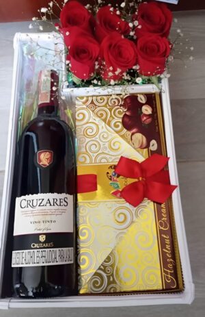 Caja vino chocolates y 6 rosas R84 - Regalos originales en Kennedy Te Mando Flores