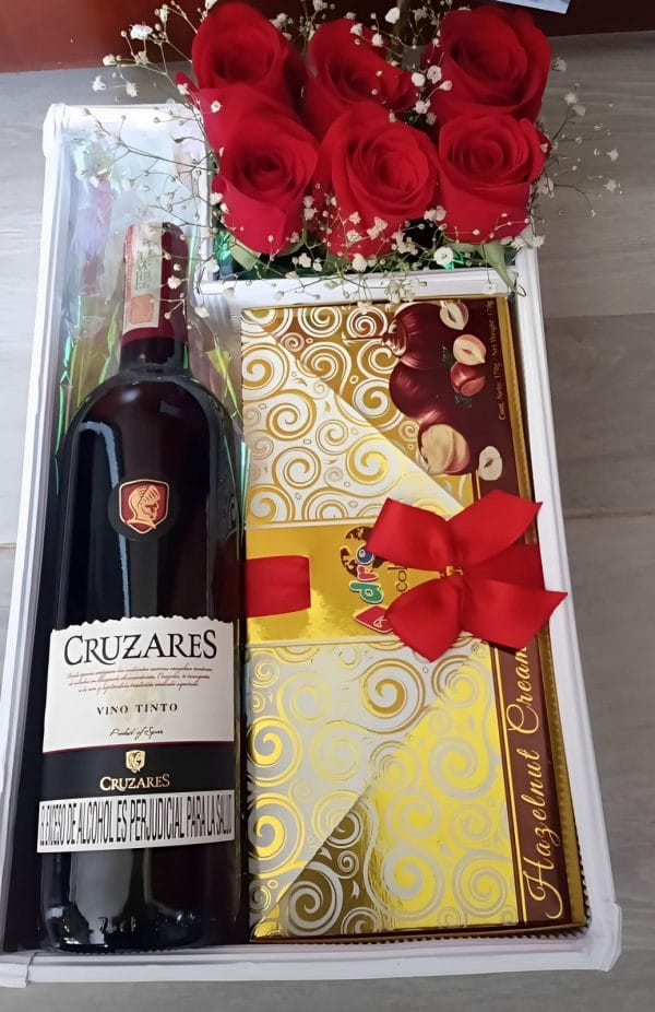 Caja vino chocolates y 6 rosas R84 - Regalos originales en Kennedy Te Mando Flores