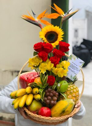 Canasta frutal con Aves del Paraíso girasol y rosas R89 - Regalo de flores y frutas en Kennedy Te Mando Flores